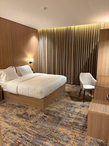 Giường trong phòng chung tại LYvAN HOTEL