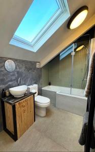 ein Badezimmer mit Waschbecken, Toilette und Badewanne in der Unterkunft Palms 2 - Central, 5 mins walk to beach + parking! in Newquay
