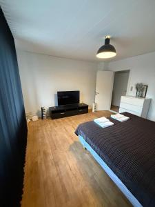 TV a/nebo společenská místnost v ubytování Private Rooms-Shared kitchen&bathroom- No host on site
