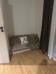 eine Couch in einer Zimmerecke in der Unterkunft Chata Grande in Białka Tatrzańska