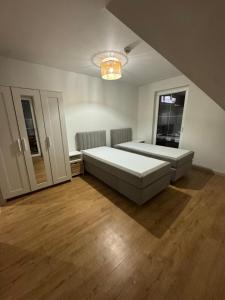 ein Schlafzimmer mit einem großen Bett und einem Fenster in der Unterkunft Chata Grande in Białka Tatrzańska