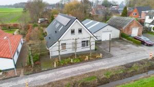 een luchtzicht op een huis met een oprit bij Appartementen Ossegang in Uithuizen