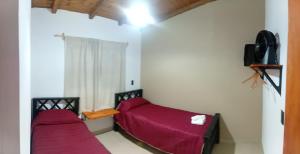 En eller flere senge i et værelse på Cabañas Nazareno + 20 billeder