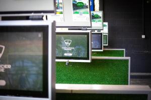 een rij computermonitors op een bureau bij Draycote Hotel And Whitefields Golf Course in Rugby