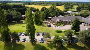 een luchtzicht op een parkeerplaats bij een resort bij Draycote Hotel And Whitefields Golf Course in Rugby