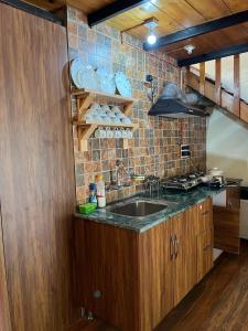 una cucina con un lavello e un piano di lavoro di Nadi Kinare a Bhimtal