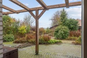 een uitzicht vanuit het keukenraam op een tuin bij Appartementen Ossegang in Uithuizen