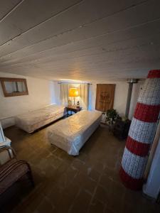 a bedroom with two beds and a lamp in it at Casa del monte in Carmen de Areco