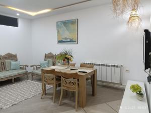 莫纳斯提尔FUFA Haute standing appartment S2 center Monastir的餐厅里有一张桌子和几把椅子