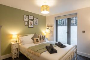 En eller flere senge i et værelse på Finest Retreats - Pobbles Place