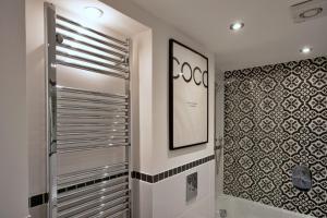 Et badeværelse på Finest Retreats - Pobbles Place + 22 billeder