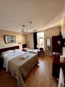 een hotelkamer met een groot bed en een raam bij Ambassador Hotel in Brighton & Hove
