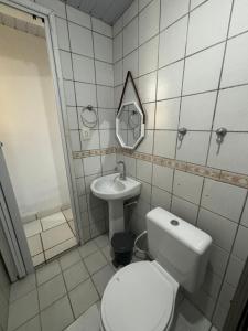 um banheiro com vaso sanitário e pia em Pousada Marrakesh em Porto de Galinhas