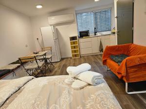 a room with a bed and a table and a kitchen at יחידת סוקי in Zikhron Ya‘aqov