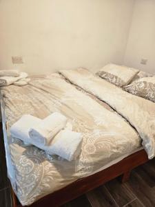 a bed with two towels on top of it at יחידת סוקי in Zikhron Ya‘aqov