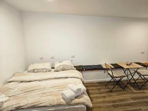 a bedroom with a bed and a table and chairs at יחידת סוקי in Zikhron Ya‘aqov
