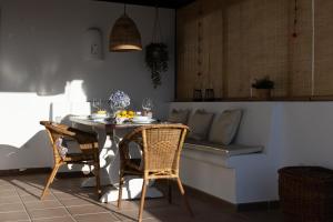 Khu vực ghế ngồi tại Villa Mo Luxury Heated Pool