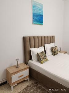 莫纳斯提尔FUFA Haute standing appartment S2 center Monastir的卧室里有一张床，上面有两个枕头