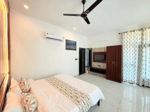 En eller flere senge i et værelse på Uday Horizon Resort