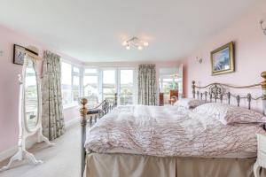 een slaapkamer met een bed en een groot raam bij Boathouse Bliss in Heacham