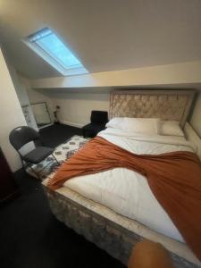 ein Schlafzimmer mit einem großen Bett und einem Fenster in der Unterkunft Premiership Lodge in Beeston Hill