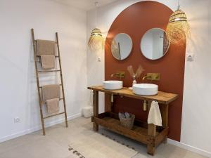 Et badeværelse på La suite précieuse - Lieu d'exception avec spa + 13 billeder