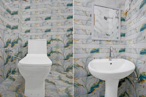 a bathroom with a toilet and a sink at HOTEL O SAV INN in Bhauli +21 photos