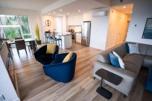 TV a/nebo společenská místnost v ubytování High-End Condo - River View & Lounge + 56 fotografií