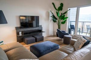 TV a/nebo společenská místnost v ubytování High-End Condo - River View & Lounge