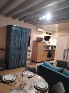 een eetkamer met een tafel met wijnglazen erop bij Cajem in Étretat