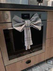 een strik op een magnetron met een handdoek bij Cajem in Étretat +10 foto's