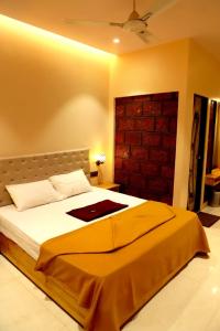 Un dormitorio con una cama grande en una habitación. en Sara green Valley Farm, en Mahabaleshwar 17 fotos más