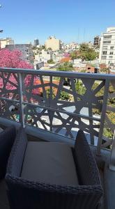 科连特斯Dpto temporario 5 - Corrientes - PQ ALQUILERES TEMPORARIOS的市景阳台的椅子