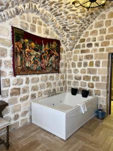 e bagno con vasca in un muro di pietra. di Arami Han Konağı a Mardin Altre 40 foto