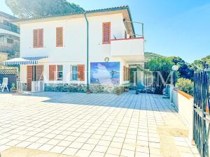 een wit huis met een hek ervoor bij Carla 1 in Campese