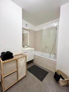 ein Badezimmer mit Dusche, Waschbecken und Badewanne in der Unterkunft Le Casual avec parking - 5 pers - Proche Gare Vénissieux - à 15 min de Lyon in Vénissieux + 19 Fotos