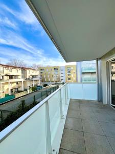 einen leeren Balkon mit Blick auf ein Gebäude in der Unterkunft Le Casual avec parking - 5 pers - Proche Gare Vénissieux - à 15 min de Lyon in Vénissieux
