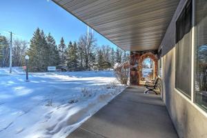 een veranda van een gebouw met sneeuw op de grond bij Tee Time and Lake Fun at Tagalong in Birchwood