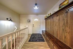 een hal met een trap met een houten muur bij Tee Time and Lake Fun at Tagalong in Birchwood