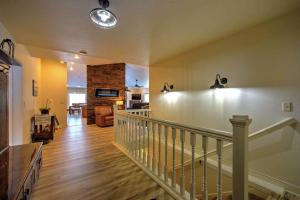 een hal met een trap in een huis bij Tee Time and Lake Fun at Tagalong in Birchwood +126 foto's