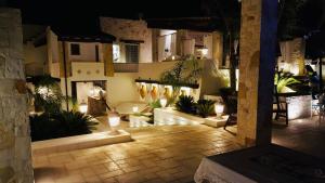 een binnenplaats met potplanten en 's nachts verlichting bij Villa Nazarena in Torre Suda