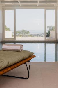 ein Bett in einem Zimmer mit einem Gewässer in der Unterkunft Maison Douce Époque - Deauville in Bénerville-sur-Mer