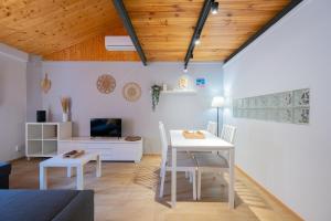 Μια τηλεόραση ή/και κέντρο ψυχαγωγίας στο Apartamento Completo junto playa y Centro Bcn