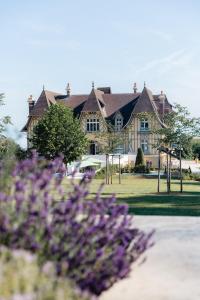 una casa con fiori viola davanti di Maison Douce Époque - Deauville a Bénerville-sur-Mer