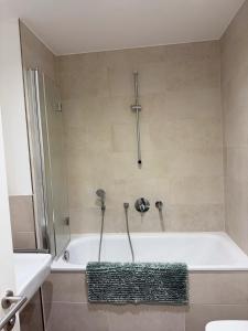 een badkamer met een bad en een douche bij Apartment und Ferienwohnung Scharnhorststraße, Berlin-Mitte in Oranienburg