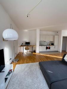 een woonkamer met een bed en een keuken bij Apartment und Ferienwohnung Scharnhorststraße, Berlin-Mitte in Oranienburg