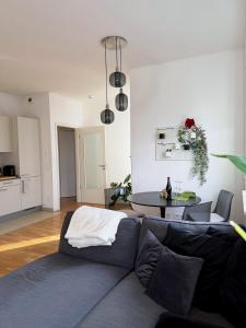 een woonkamer met een bank en een tafel bij Apartment und Ferienwohnung Scharnhorststraße, Berlin-Mitte in Oranienburg
