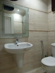 een badkamer met een wastafel en een toilet bij Golf Heights Resort Nabk Bay Sharm El Sheikh One Bedroom Apartment in Sharm El Sheikh