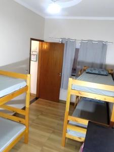 Camera con 2 letti a castello e una porta di Recanto lua serena Brotas a Brotas