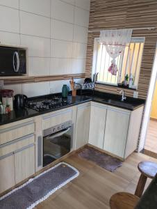 una cucina con fornelli e lavello di Recanto lua serena Brotas a Brotas